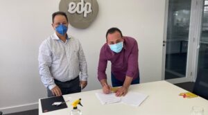 Diretor da EDP, Fernando Saliba, e o prefeito de Montanha, André dos Santos Sampaio, assinando o convênio