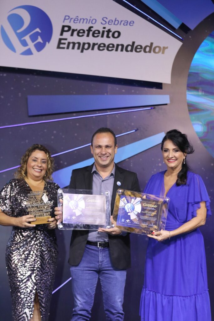 Prefeito de Montanha recebe dois prêmios em evento promovido pelo Sebrae/ES