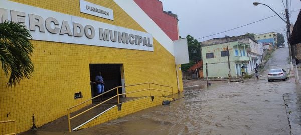 Montanha, Pinheiros, Linhares e 54 cidades recebem alerta de chuvas e ventos intensos