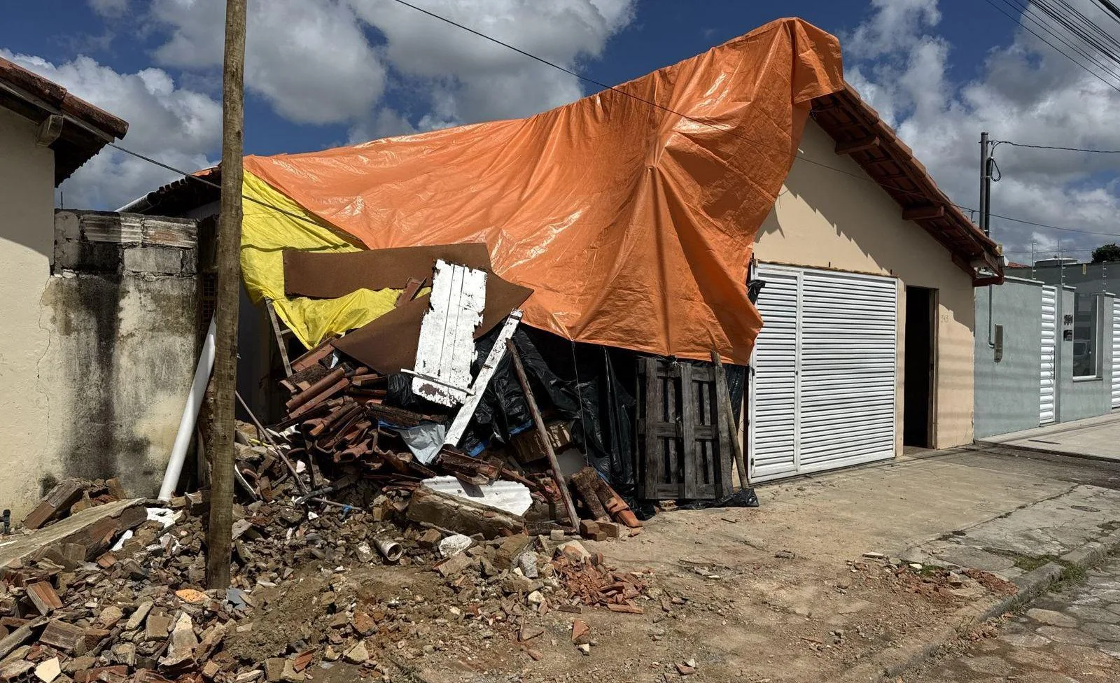 Casa atingida por carreta em Montanha é condenada pela Defesa Civil e será demolida