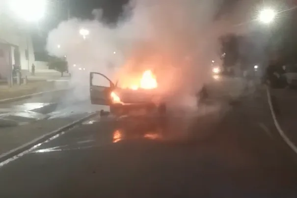 Homem é detido em Linhares após tentar incendiar carro